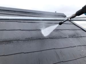 高圧洗浄で屋根を綺麗に洗っていきます