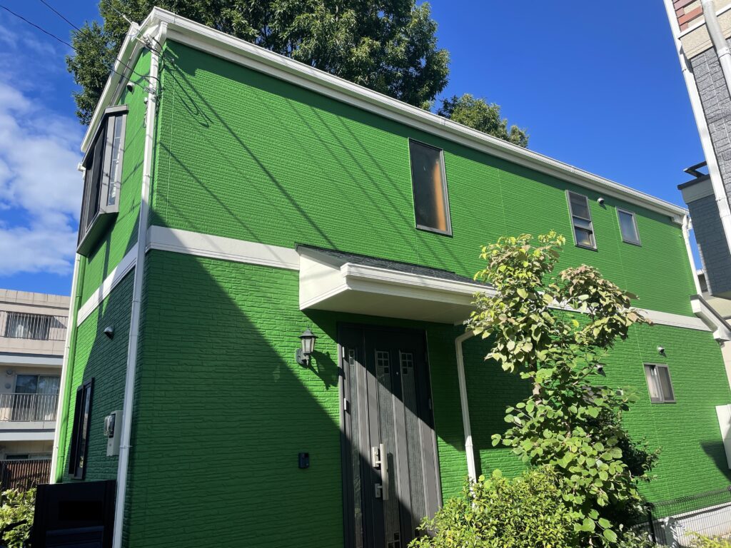 鮮やかなグリーンの外壁の戸建て