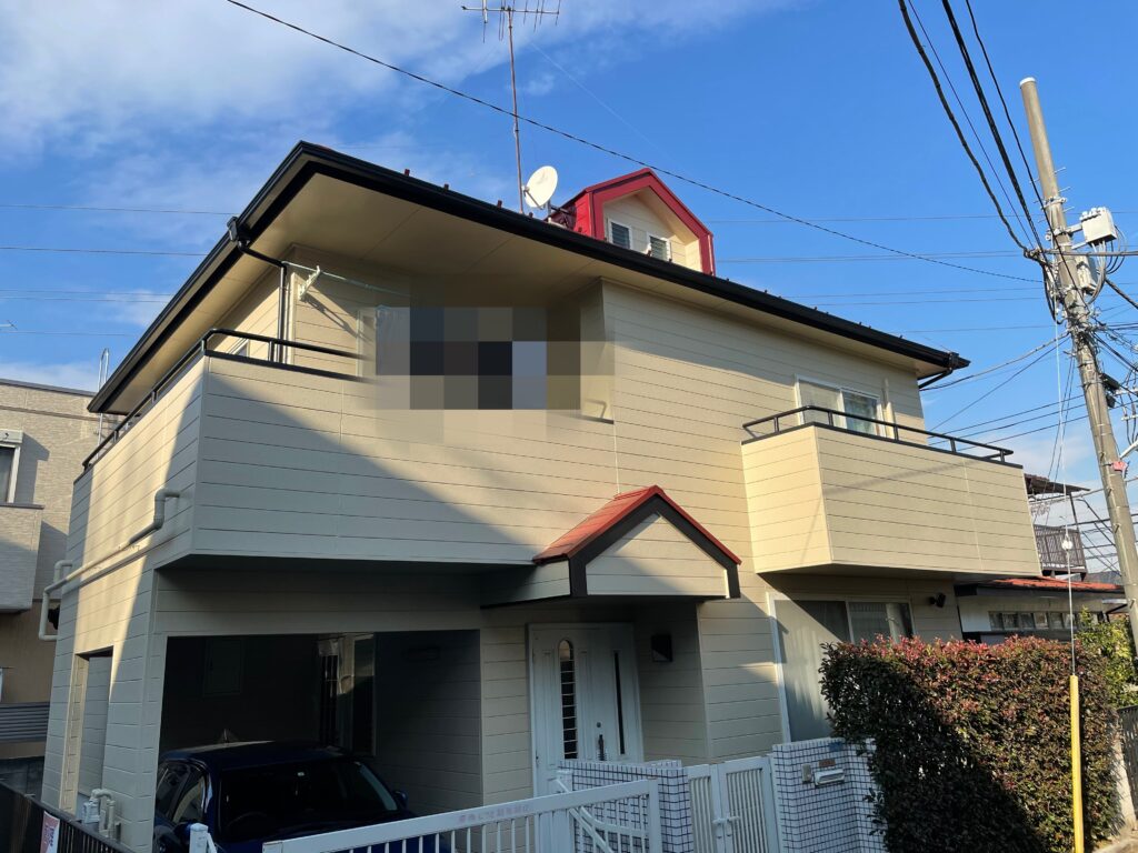 外壁塗装を終えた赤い屋根に綺麗なクリーム色の外壁の家