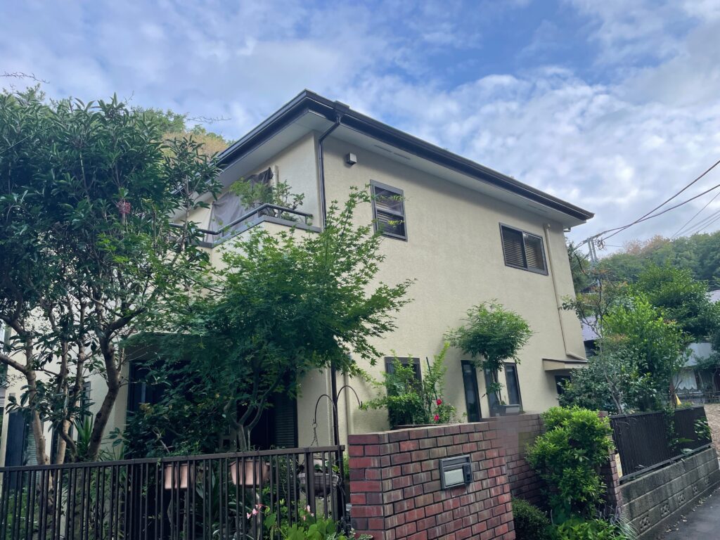 世田谷区 広い庭に聳え立つ、クリーム色の外壁の家