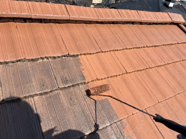 三鷹市　ローラーでオレンジに塗られる屋根
