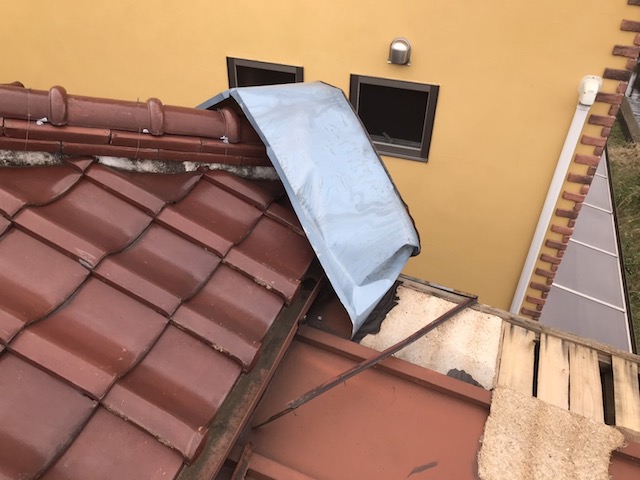 台風で壊れたトタン屋根