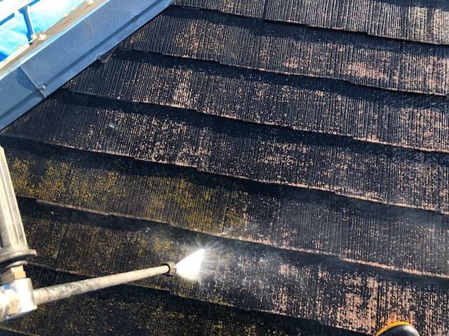 藻や苔の付いた屋根を高圧洗浄
