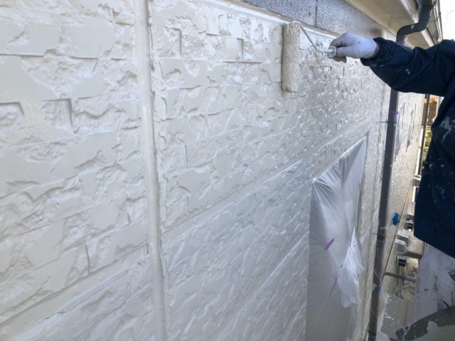 世田谷区　外壁を塗装中の職人の腕