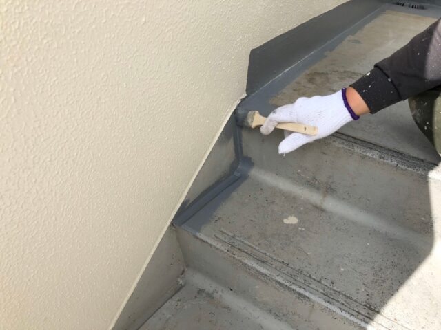 階段をグレーに塗装