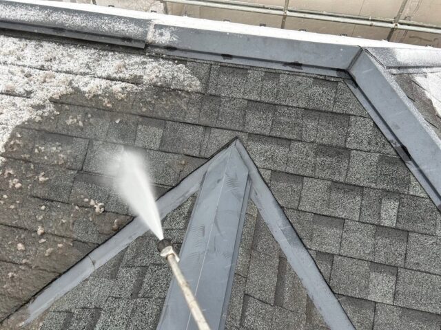 三鷹市にある家の屋根の高圧洗浄