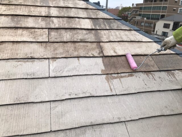 三鷹市にある家の屋根の下塗り