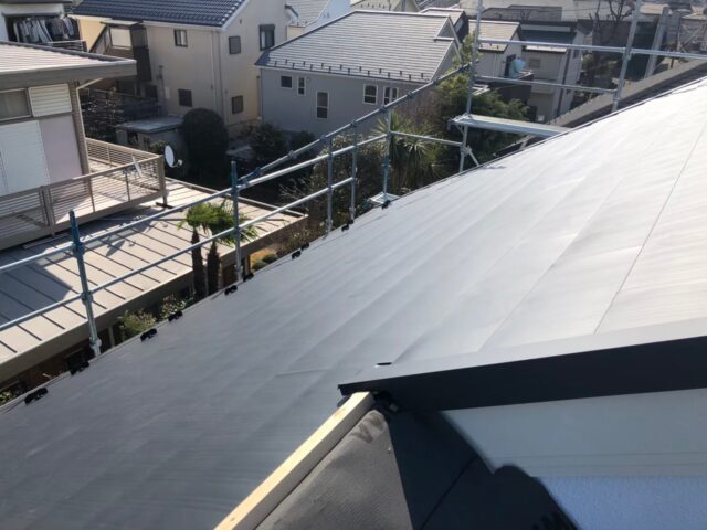 調布市　施工後の黒い綺麗な屋根