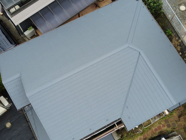 塗装職人の手によって綺麗に仕上げられた武蔵野市の住宅のグレーの屋根