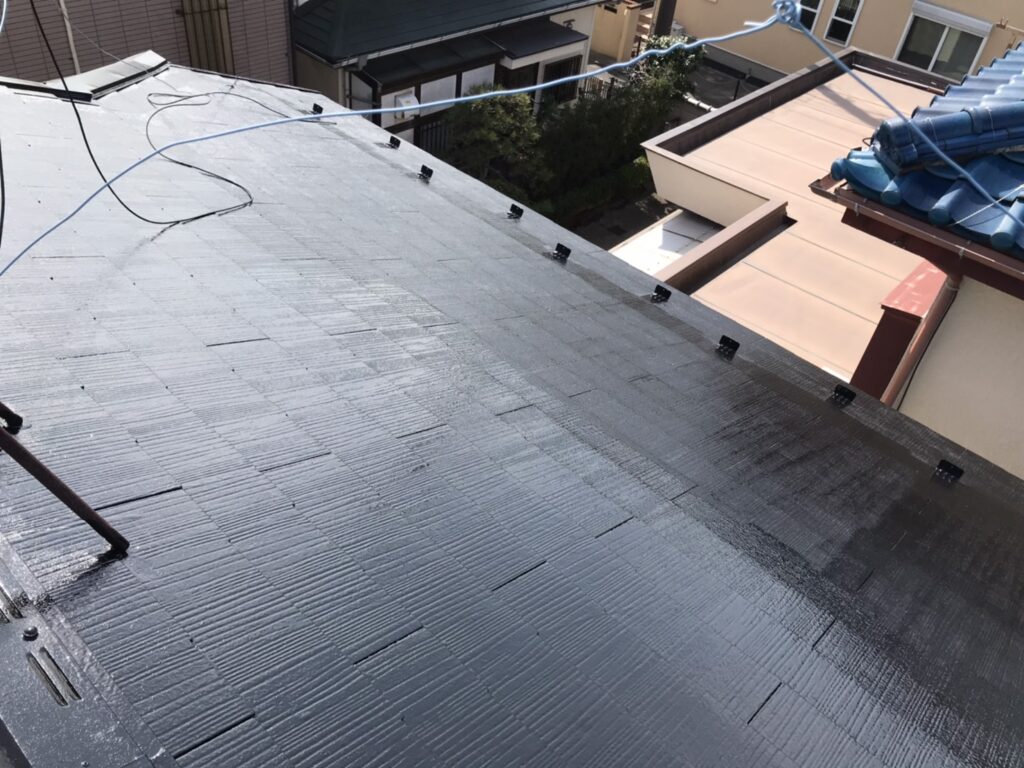 調布市　施工後の黒いピカピカの屋根
