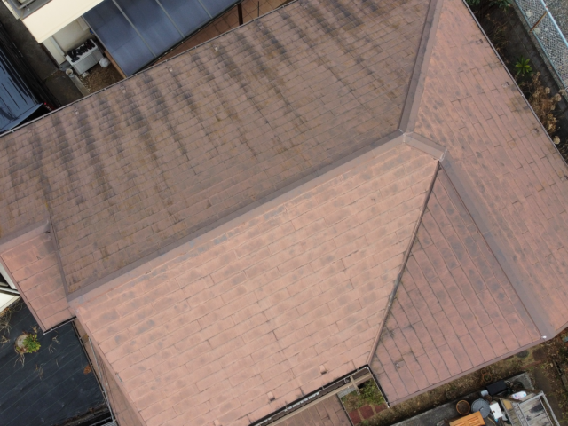 経年劣化で汚れてしまっている武蔵野市の住宅の屋根