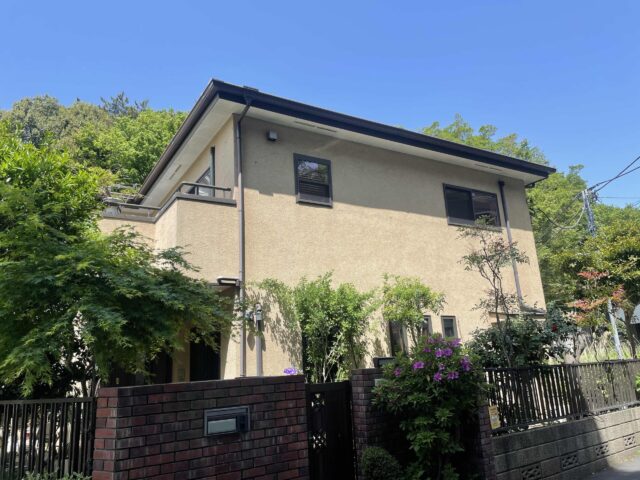 世田谷区 広い庭に聳え立つ、クリーム色の外壁の家