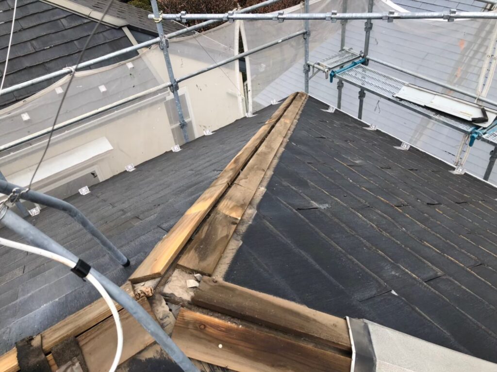 施工前の貫板が見える屋根