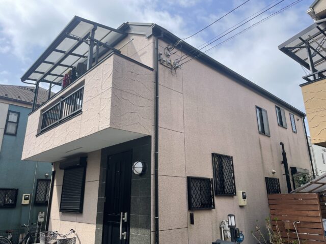 外壁塗装を行う前の汚れた三鷹市の住宅
