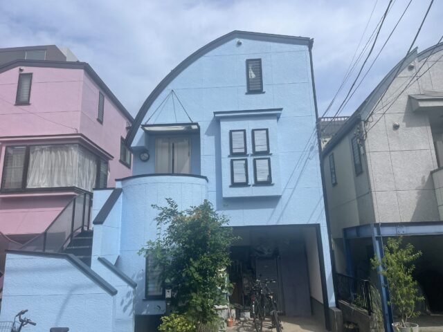 外壁塗装を終えて水色に変化した調布市の住宅