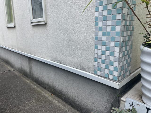外壁塗装を行う前の武蔵野市の白い住宅
