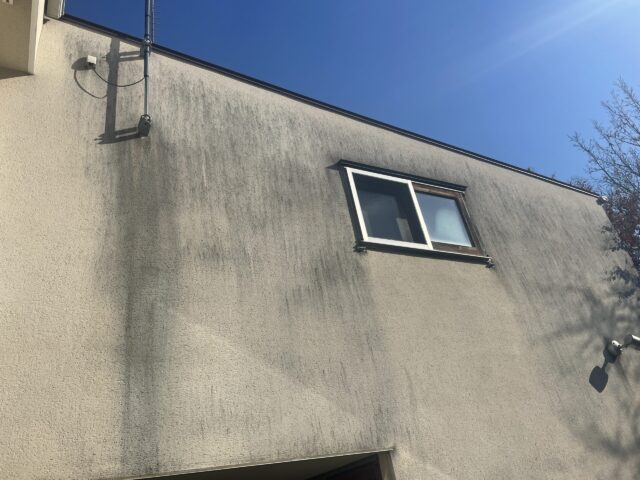 外壁塗装を行う前の汚れた三鷹市の住宅