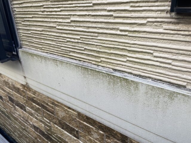 汚れてしまっている武蔵野市の住宅のクリーム色の外壁
