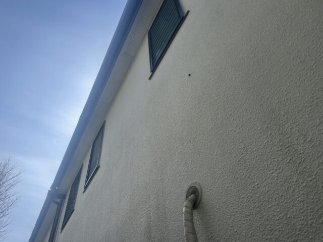 塗装を行う前の汚れた三鷹市の住宅の外壁