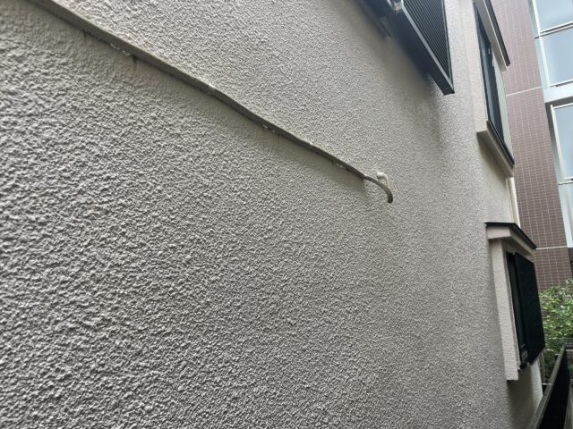 外壁塗装を行う前の汚れた調布市の住宅の外壁