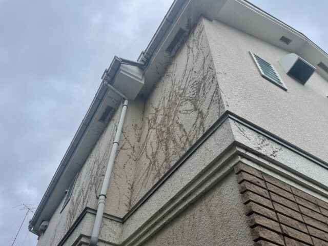 外壁塗装を行う前のクリーム色の三鷹市の住宅