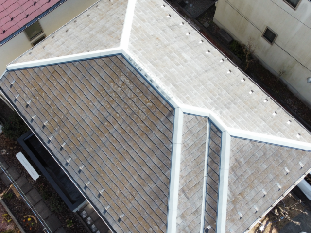 経年劣化で汚れてしまっている世田谷区の住宅の屋根