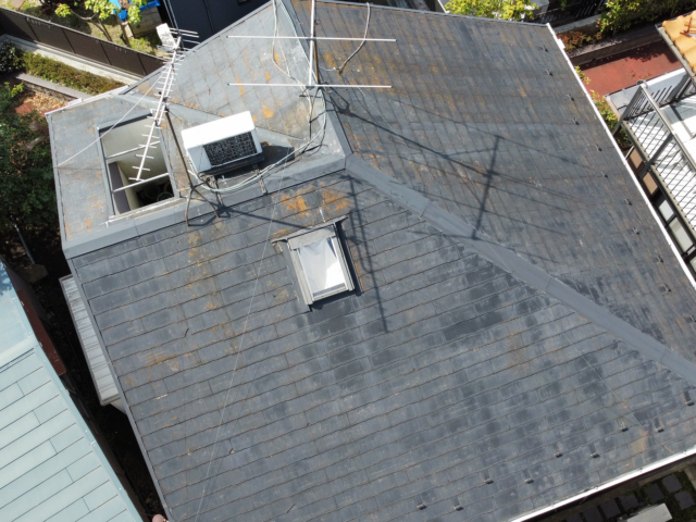経年劣化によって汚れてしまっている三鷹市の住宅の屋根