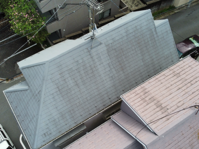 屋根塗装を行う前の汚れた三鷹市の住宅の屋根