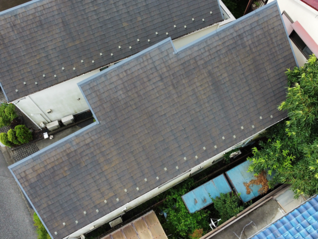 外壁塗装を行う前の汚れた三鷹市の住宅の屋根
