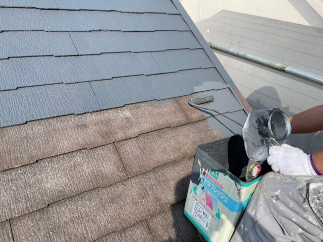 汚れた屋根にグレー色を塗装