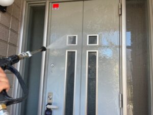 世田谷区　玄関ドアの高圧洗浄