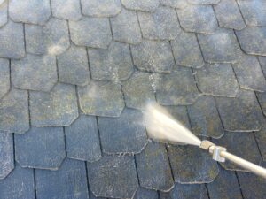 武蔵野市　汚れた屋根を高圧洗浄