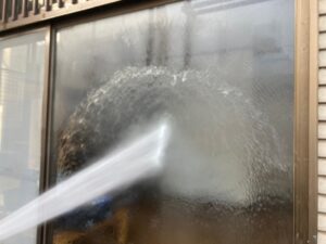 世田谷区高圧洗浄機で洗浄される窓