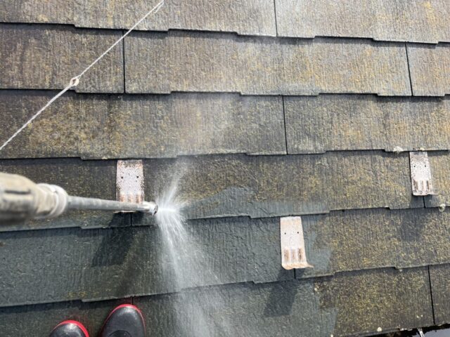 武蔵野市高圧洗浄で汚れを落とされる屋根