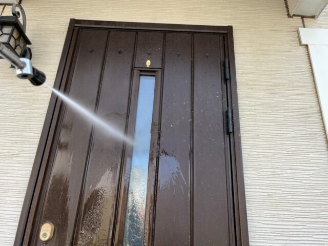 高圧洗浄される武蔵野市の住宅のドア