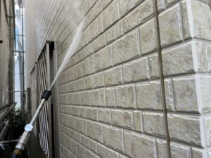 調布市　外壁塗装　外壁を高圧洗浄