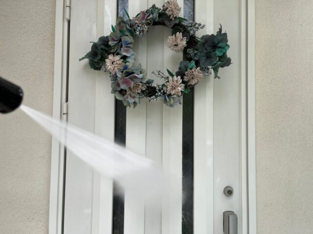 高圧洗浄される武蔵野市の住宅の玄関ドア