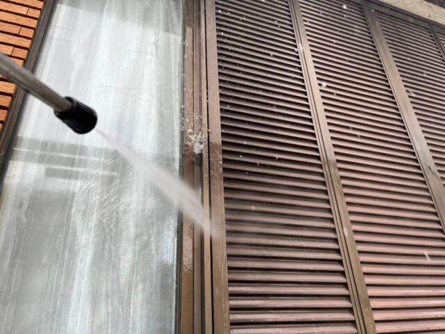 高圧洗浄される三鷹市の住宅の雨戸