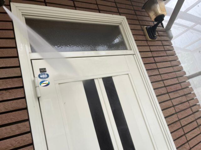 高圧洗浄をされる三鷹市の住宅の玄関ドア