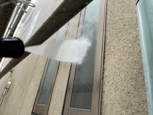 高圧洗浄される三鷹市の住宅の窓