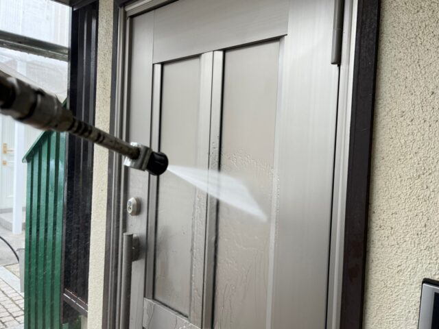 高圧洗浄をされる三鷹市の住宅のドア