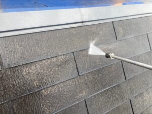 藻や苔の汚れをとるために屋根を高圧洗浄