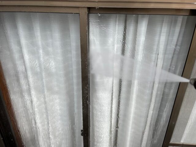 杉並区　高圧洗浄機で洗浄される窓