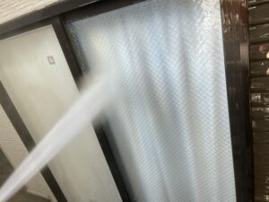調布市　外壁塗装　窓の高圧洗浄