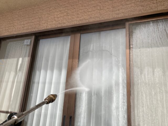 世田谷区　高圧洗浄をされる窓