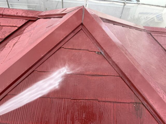 高圧洗浄される三鷹市の住宅の屋根