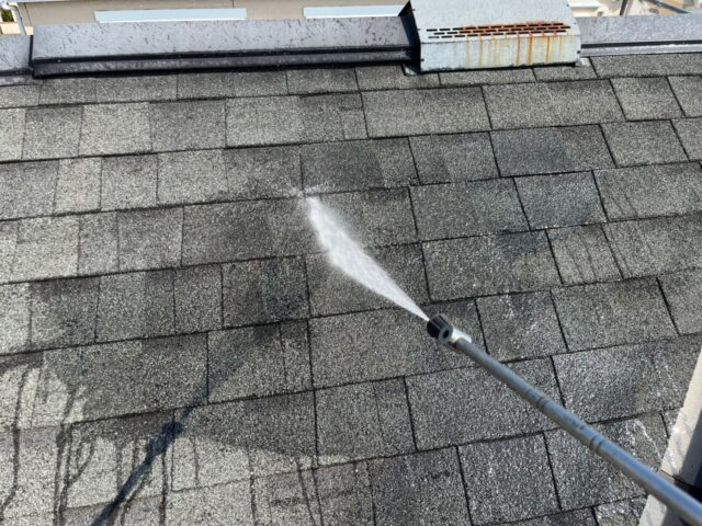 高圧洗浄される武蔵野市の住宅の屋根