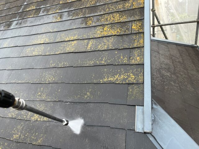 高圧洗浄で洗浄される調布市の住宅の屋根