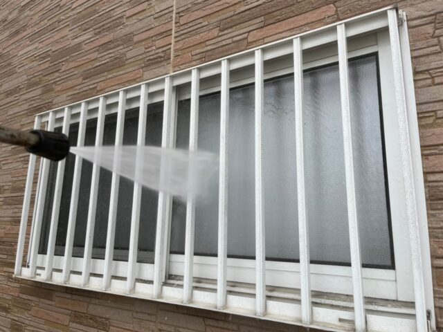 高圧洗浄される三鷹市の住宅の窓