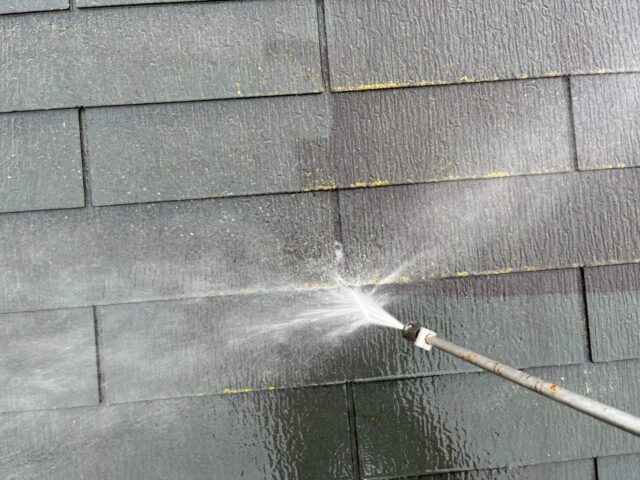 高圧洗浄される武蔵野市の住宅の屋根
